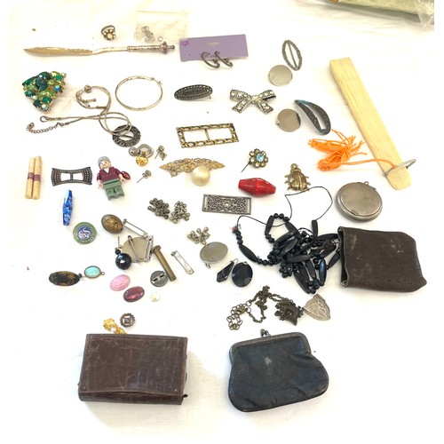 554 - Selection of vintage and later items to include brooches, fan, purses etc