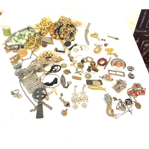 109 - Selection of vintage and later costume jewellery includes earrings, badges etc