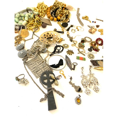 109 - Selection of vintage and later costume jewellery includes earrings, badges etc