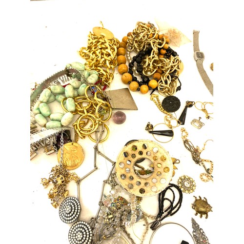 109 - Selection of vintage and later costume jewellery includes earrings, badges etc