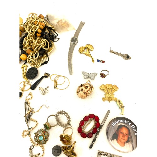 109 - Selection of vintage and later costume jewellery includes earrings, badges etc