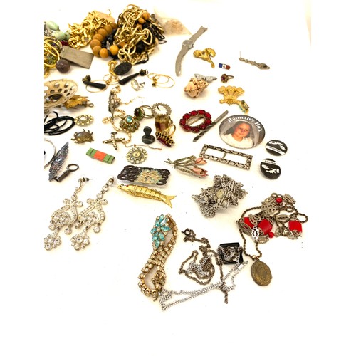 109 - Selection of vintage and later costume jewellery includes earrings, badges etc