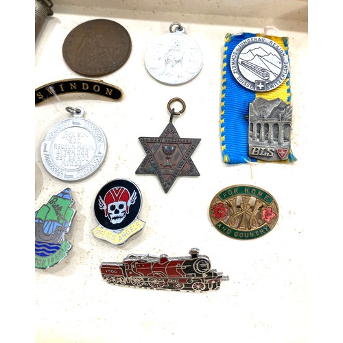 466 - Selection of badges, cap badges etc to include silver pieces, Butlin badge, Stanhope etc