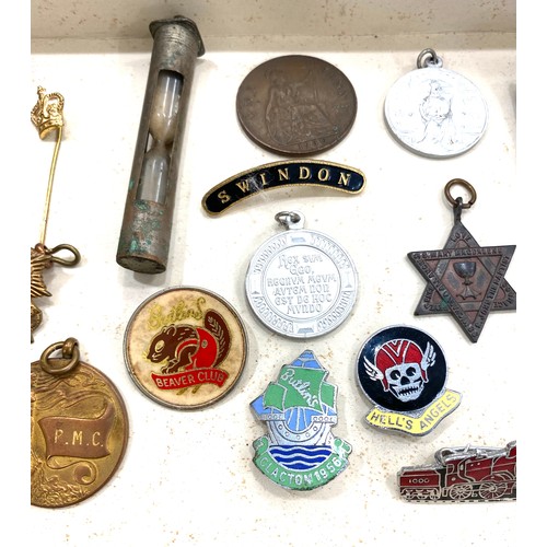 466 - Selection of badges, cap badges etc to include silver pieces, Butlin badge, Stanhope etc