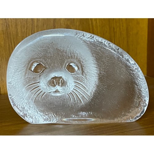 472 - Signed Swedish Mats Jonasson Crystal ice block pup seal paperweight approximate weight 429g, approxi... 