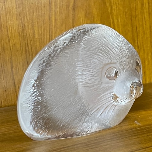 472 - Signed Swedish Mats Jonasson Crystal ice block pup seal paperweight approximate weight 429g, approxi... 