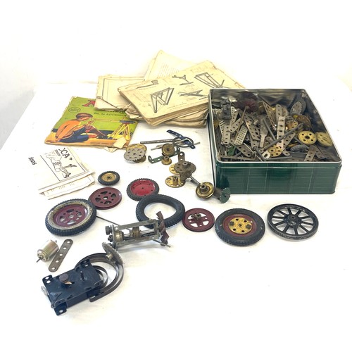 75 - Selection of vintage meccano pieces