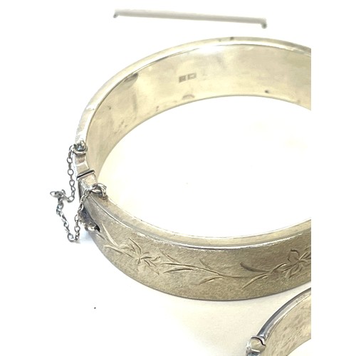 514A - 3 Silver hallmarked silver bangles, approximate total weight 90g