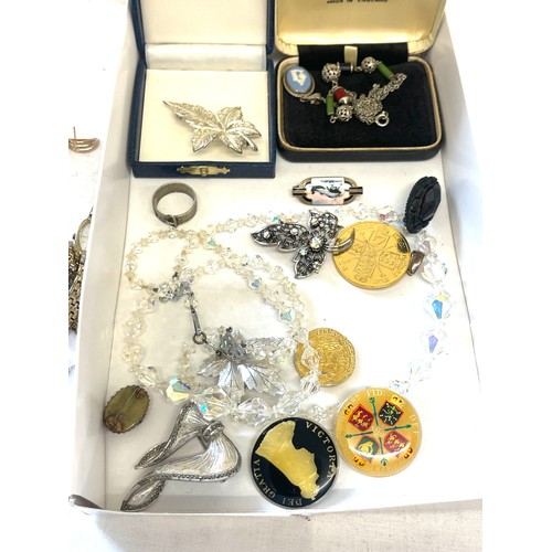 494 - Selection of ladies vintage and later costume jewellery to include Scottish brooch, Vintage Norwegia... 