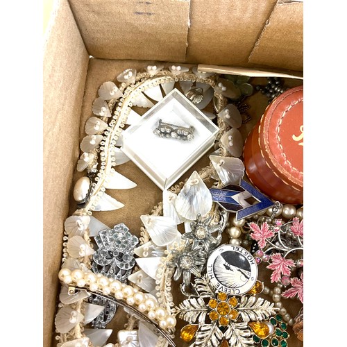 587 - Tray of assorted coins and costume jewellery