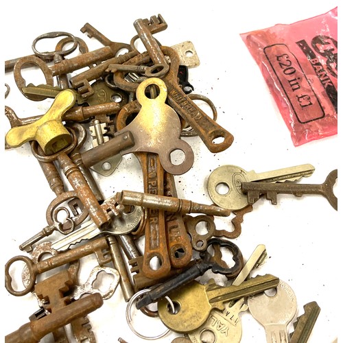 171 - Selection of antique and later keys