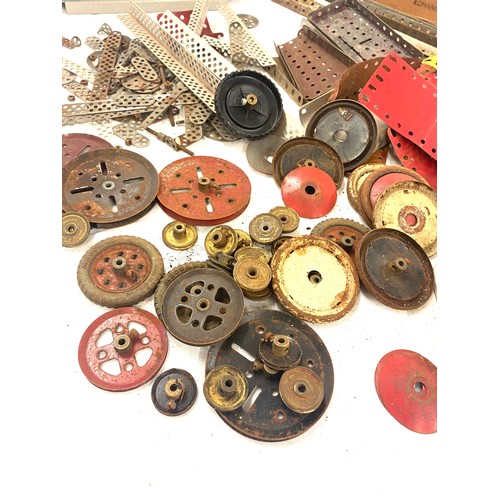 93 - Selection of vintage Meccano pieces to include switches, wheels etc