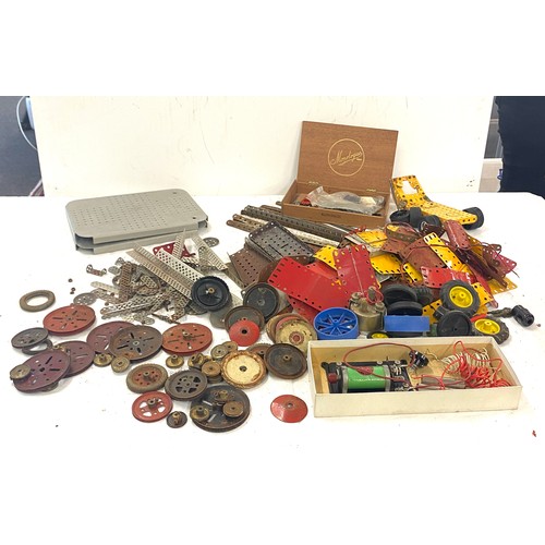 93 - Selection of vintage Meccano pieces to include switches, wheels etc