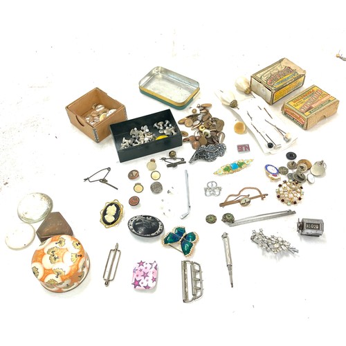 78 - Selection of miscellaneous items to include propelling pencil, hat pins etc