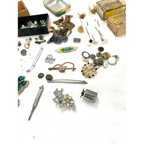 78 - Selection of miscellaneous items to include propelling pencil, hat pins etc