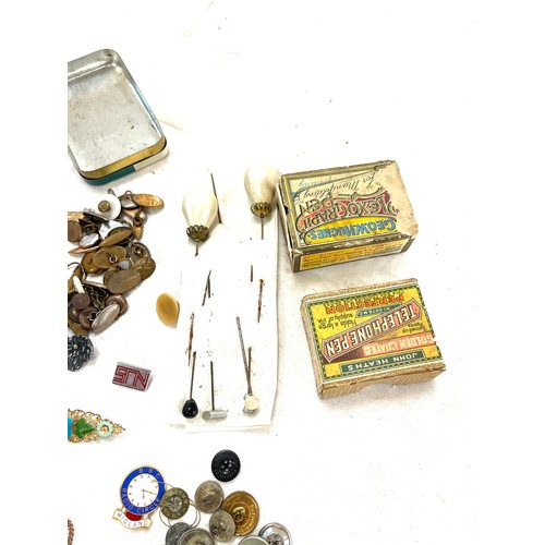 78 - Selection of miscellaneous items to include propelling pencil, hat pins etc