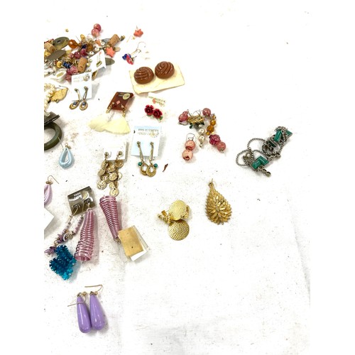 491 - Large selection of ladies costume jewellery to include earrings etc