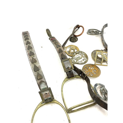 382 - Selection vintage brass pieces to include martingales, horse bit and stirrups