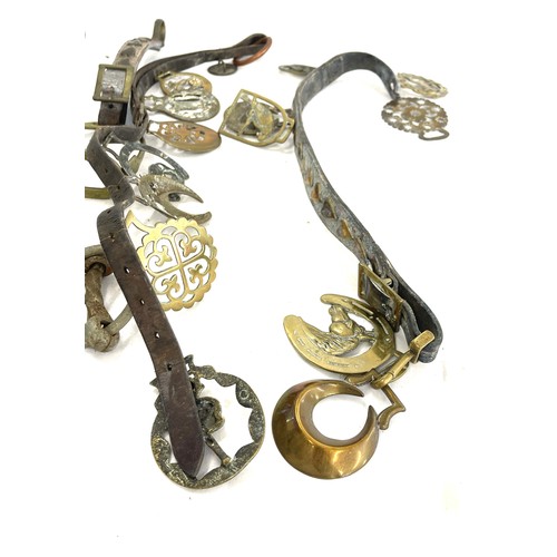 382 - Selection vintage brass pieces to include martingales, horse bit and stirrups