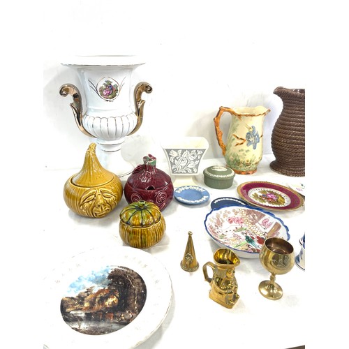 263 - Selection of collectable pottery to include, Oriental signed bowl, Limoges small plates, Wedgwood et... 