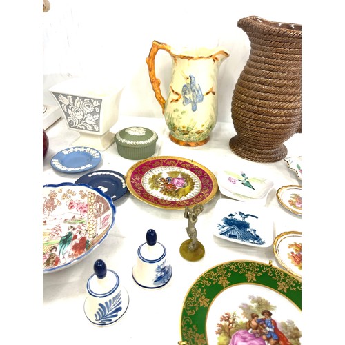 263 - Selection of collectable pottery to include, Oriental signed bowl, Limoges small plates, Wedgwood et... 