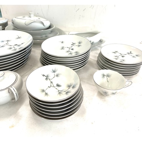 330 - Large selection of Meito china part tea and dinner service