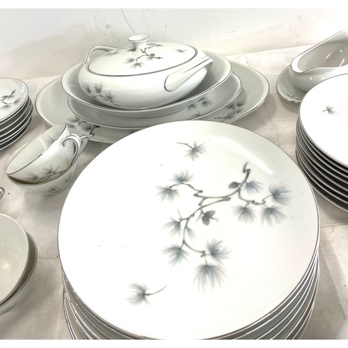 330 - Large selection of Meito china part tea and dinner service