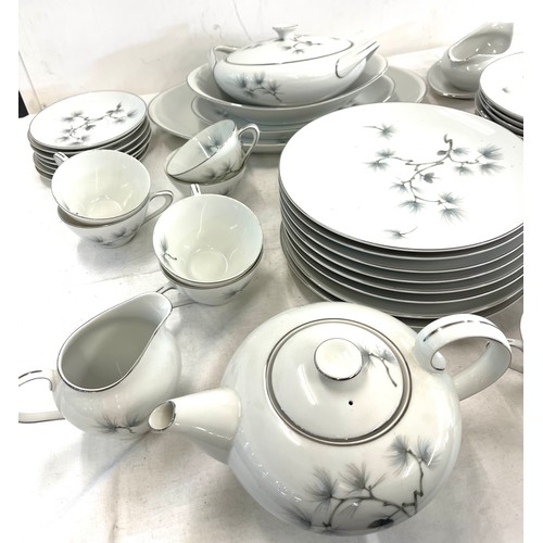 330 - Large selection of Meito china part tea and dinner service