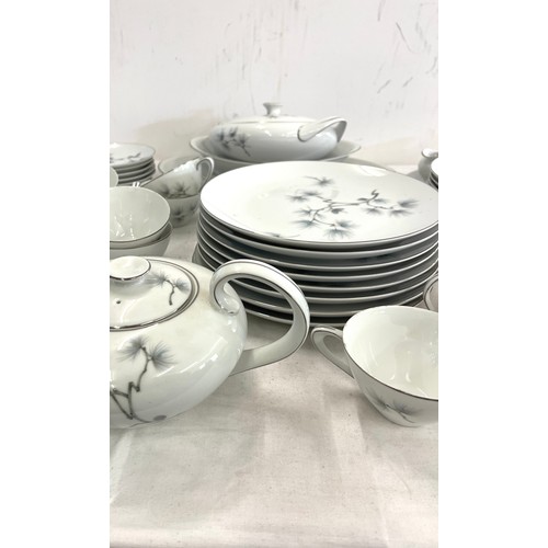 330 - Large selection of Meito china part tea and dinner service