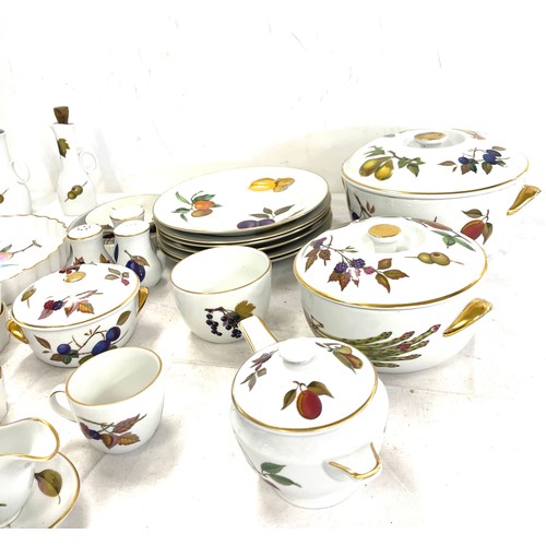 277 - Part Royal Worcester Evesham Dinner service, over all good condition