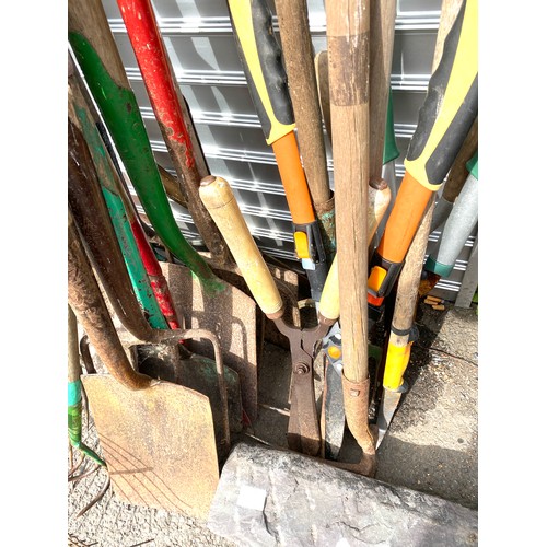 100D - Large selection of garden tools to include rakes, forks, spades etc