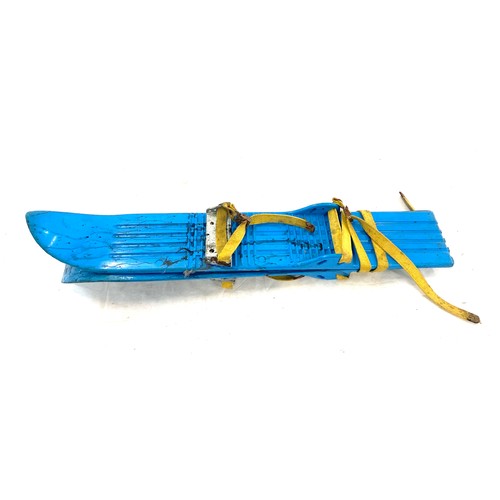 294 - Vintage Chilren's shoe strap on play ski's, length of ski 26 inches