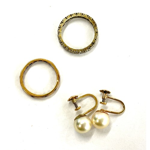 470 - 2 9ct gold rings, 9ct gold backed pearl earrings, 1 ring is hallmarked, earrings hallmarked, 1 ring ... 