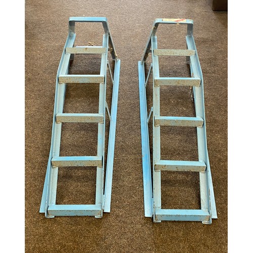 320 - Pair of 1.5 ton car ramps and a pair of master mechanic axel stands