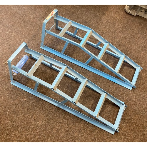 320 - Pair of 1.5 ton car ramps and a pair of master mechanic axel stands