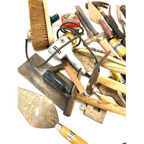 323 - Large selection of building tools, to include hammers, bolsters, chisels etc.