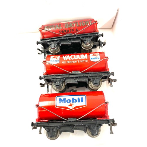 601 - 6 Vintage hornby Dublo tank wagons includes Mobil, Esso Royal daylight, Vacuum etc