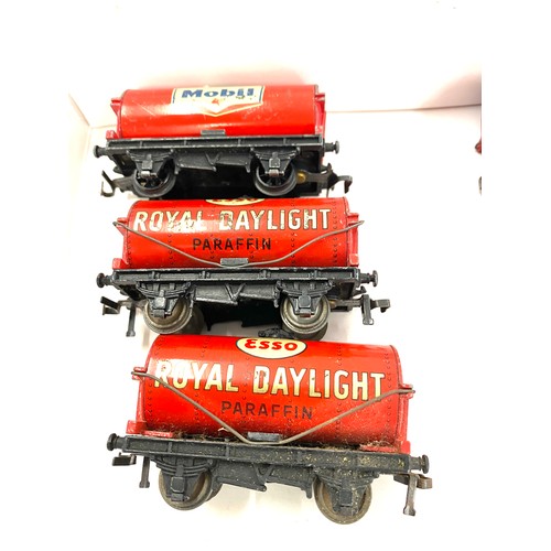 601 - 6 Vintage hornby Dublo tank wagons includes Mobil, Esso Royal daylight, Vacuum etc