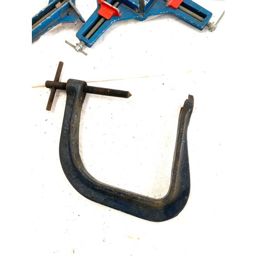 372 - selection of corner clamps, one g clamp and two compresssion clamps.