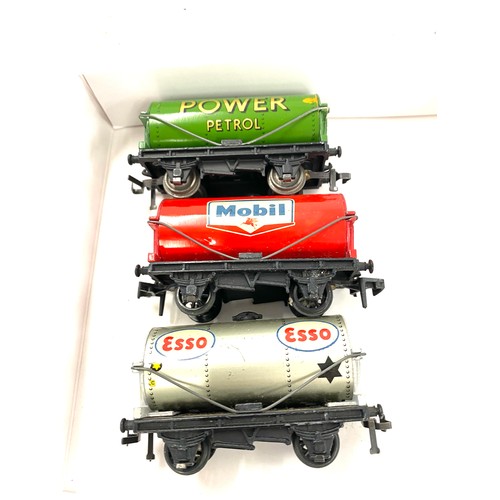 586 - 6 Vintage hornby Dublo tank wagons includes power, Esso, shell etc