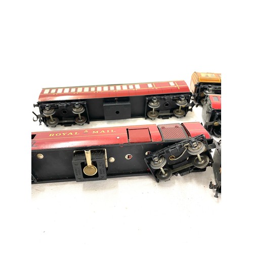 594 - Selection of Hornby Dublo carriages includes royal mail w 807 etc