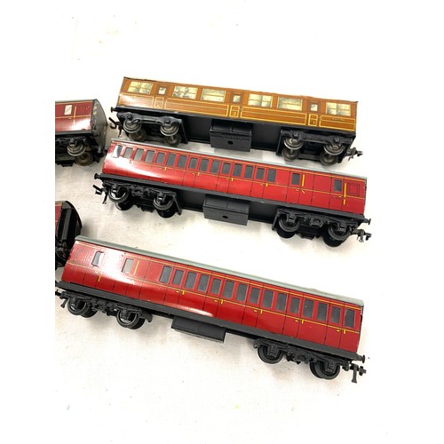 594 - Selection of Hornby Dublo carriages includes royal mail w 807 etc