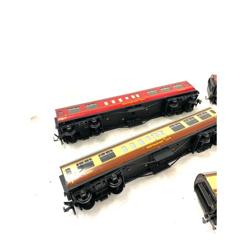 584 - Selection of Hornby Dublo carriages includes royal mail w 807,  resturant car w9572, w34881, LMS 261... 