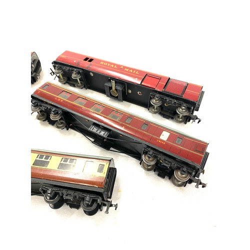 584 - Selection of Hornby Dublo carriages includes royal mail w 807,  resturant car w9572, w34881, LMS 261... 