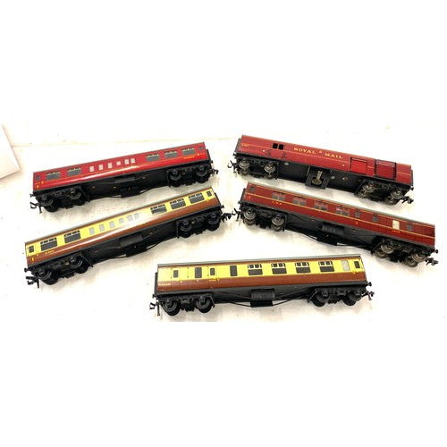 584 - Selection of Hornby Dublo carriages includes royal mail w 807,  resturant car w9572, w34881, LMS 261... 