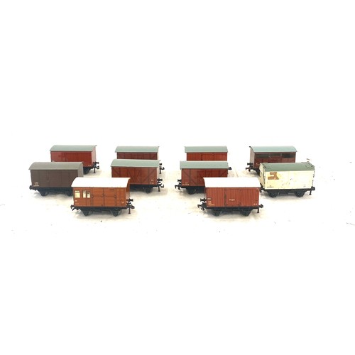 587 - Selection of 10 assorted Hornby Dublo carriages includes 2337, 168975, 508194