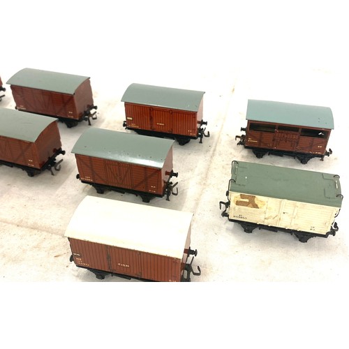 587 - Selection of 10 assorted Hornby Dublo carriages includes 2337, 168975, 508194