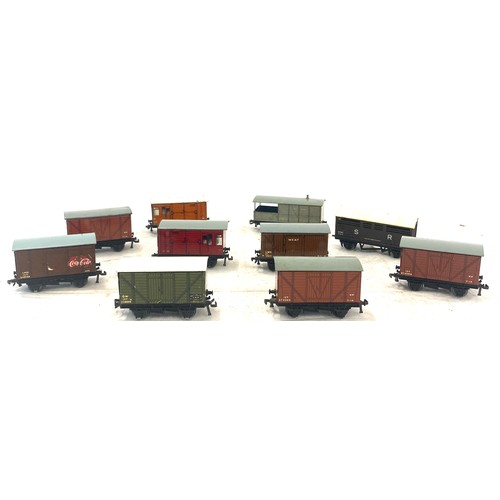 574 - Selection of 10 assorted Hornby Dublo carriages includes 2337, 168975, 508194