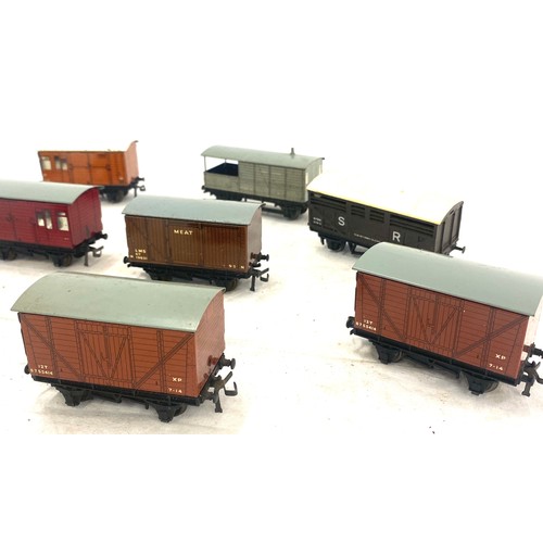 574 - Selection of 10 assorted Hornby Dublo carriages includes 2337, 168975, 508194