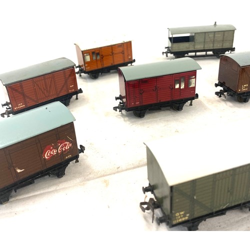 574 - Selection of 10 assorted Hornby Dublo carriages includes 2337, 168975, 508194